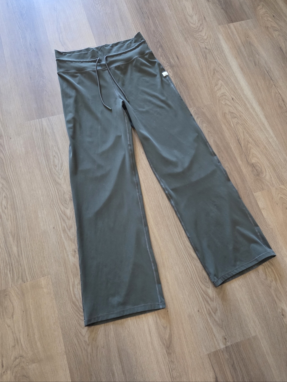 Vuori Wmns Daily Wideleg Pant L Oregano Athleisure Yoga Athletic Vacation Casual - Picture 3 of 8